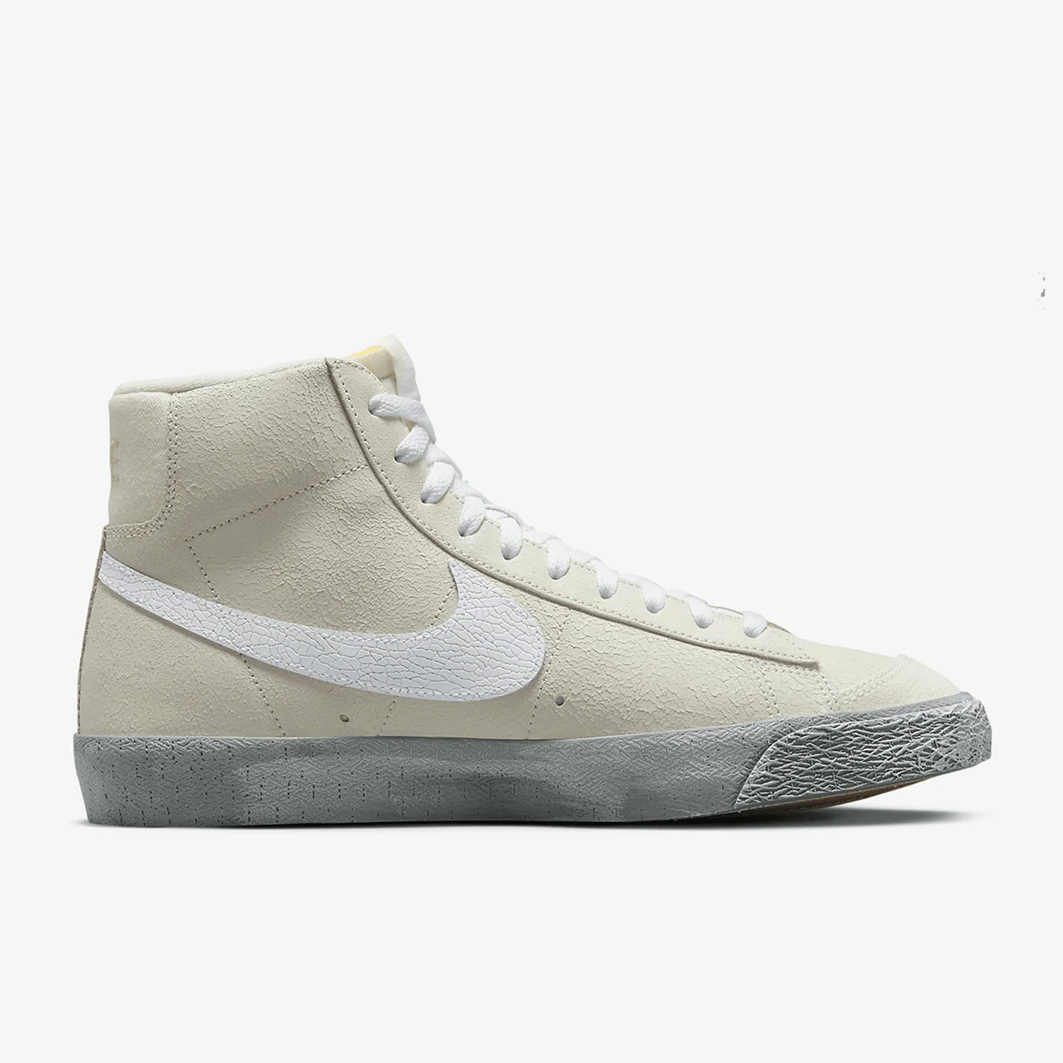 حذاء رياضي كاجوال للرجال من Nike Official Blazer Mid '77 SE DV0797-100