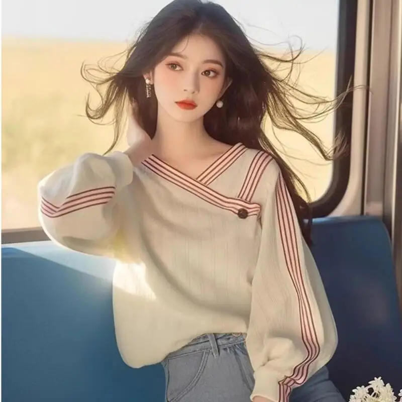 

Весенне-осенний женский новый стильный пуловер в ленивом стиле, супер красивая свободная футболка с наклонными плечами в полоску и длинными рукавами с v-образным вырезом