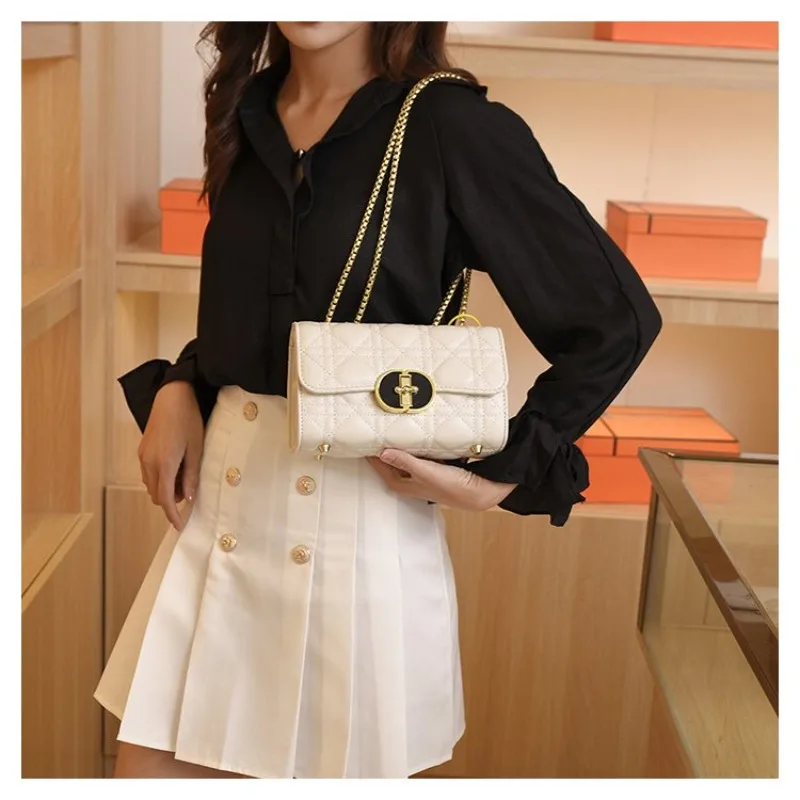 

Stylish Faux Crocodile Embossed Handbag For Women Luxurious Underarm Shoulder Bag For A Statement Of Opulence