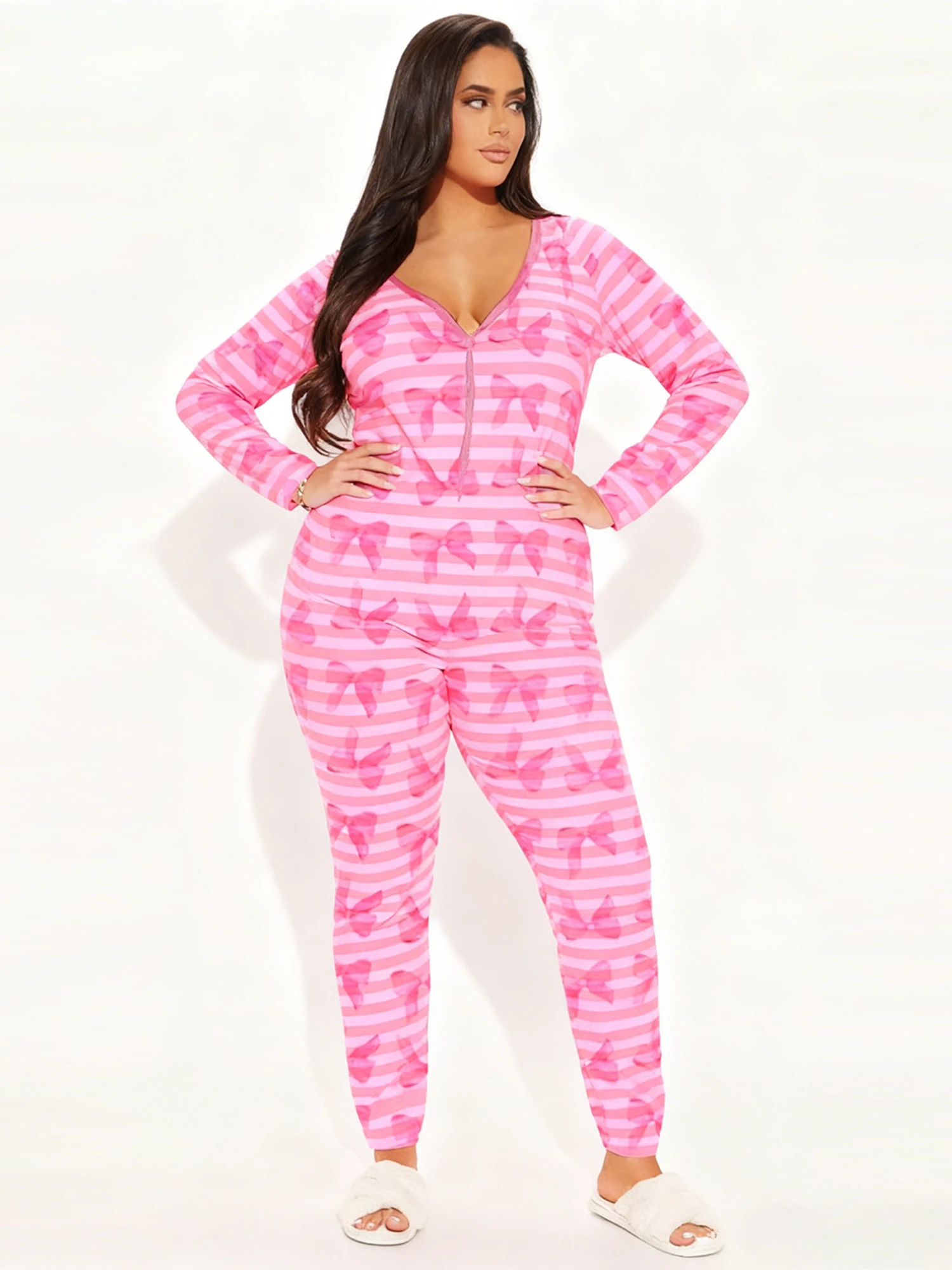 بذلة نسائية لعيد الحب أنيقة تناسب كاجوال مطبوعة على شكل قلب مخططة بأزرار لأعلى ورقبة على شكل حرف V وأكمام طويلة مع تفاصيل فيونكة