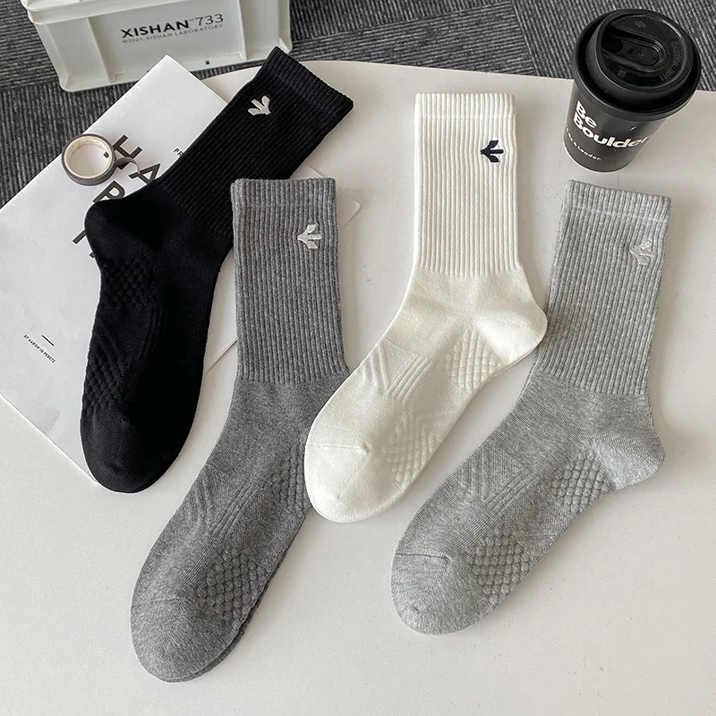 

Мужские носки, новые осенние простые однотонные повседневные спортивные носки, мужские дышащие впитывающие пот эластичные длинные носки с вышивкой на каждый день