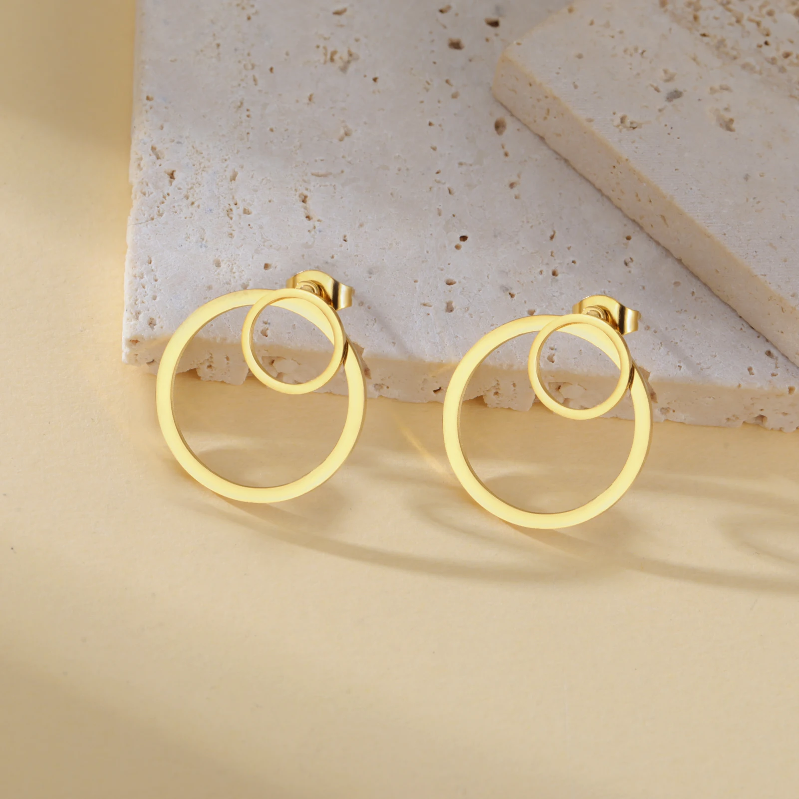 Skyrim Runde geometrische Ohrstecker für Damen, Edelstahl, goldfarben, minimalistische Ohrringe, trendiger Schmuck, Muttertagsgeschenk – Detail 4