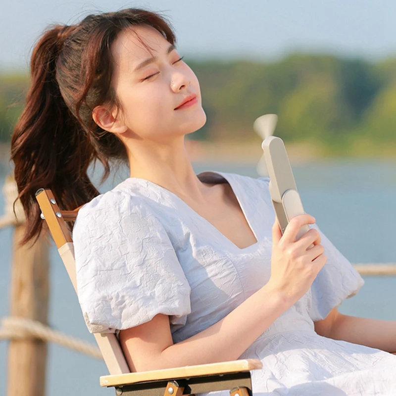 USB พัดลมแบบมือถือแบบพกพาขนาดเล็กเงียบชาร์จตั้งโต๊ะพัดลมแบบพับได้พัดลมขนาดเล็กและเรียบง่าย