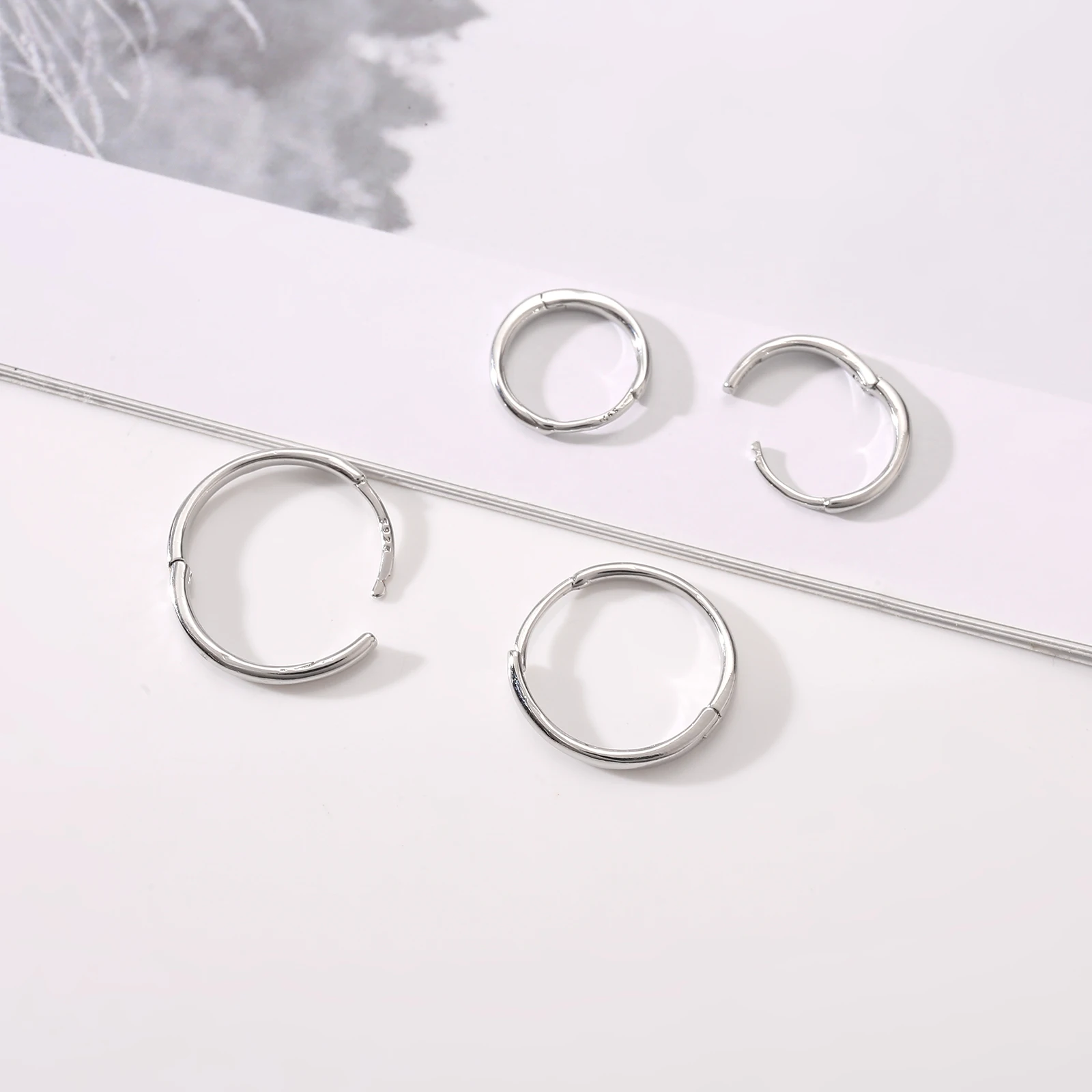 Fashion earrings S925 sterling silver pin personalized earrings fine surface small circle hypoallergenic earrings