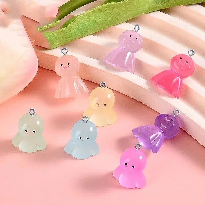 Breloques en résine de poupée de dessin animé qui brillent dans la nuit, pendentifs lumineux, fournitures artisanales pour boucles d'oreilles, colliers, porte-clés, bijoux, 10 pièces