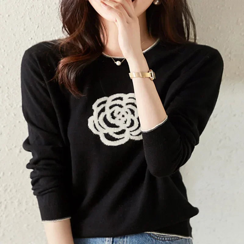 

2024 New High-End Women's Pullover Patchwork Color Camellia Embroidery Fashion Long-Sleeved T-Shirt Knitted Top