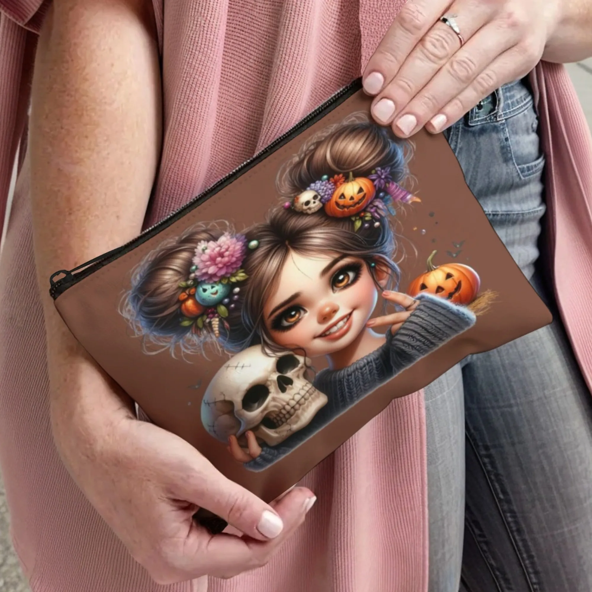 Милая девушка с черепом и тыквой. Стильная косметичка на молнии. Портативная косметичка с зеркалом. Прочная дорожная косметичка.