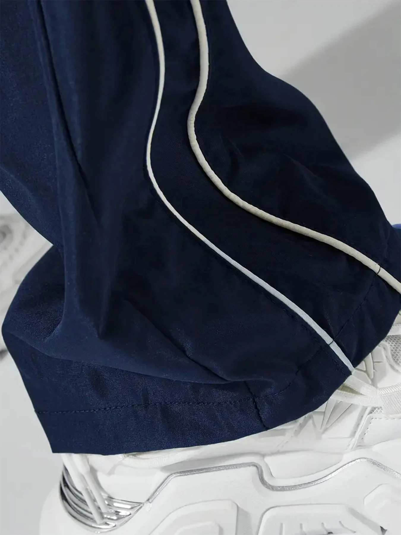 Vier seizoenen grote maat losse sportbroek voor heren Labelontwerp Zijstrip Decoratieve composietstof Alle seizoenen Modieus en gemakkelijkste broek met rechte pijpen Geschikt voor buitensporten en vrijetijdskleding