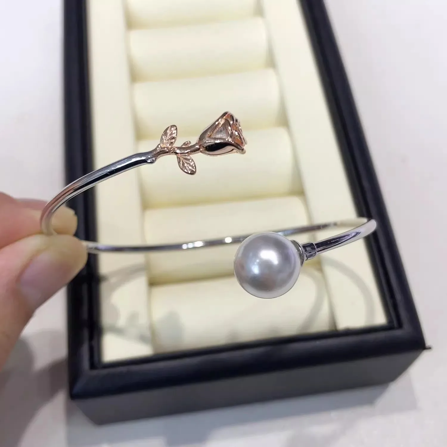 

MeiBaPJ 10mm Natural Round Pearl Fashion Flower Bracelet Bangle for Women Charm Fine Wedding Jewelry