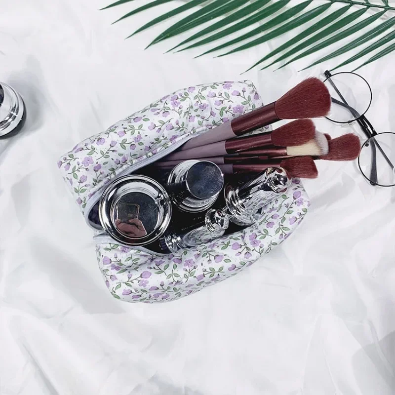 حقيبة مكياج مبطنة بالزهور منتفخة، منظم مستحضرات التجميل ذو سعة كبيرة مع حقيبة تخزين للسفر بسحاب للنساء والفتيات