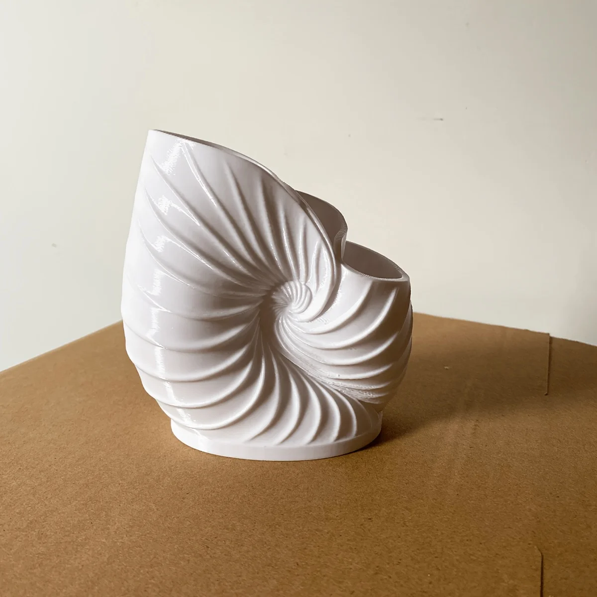 1Pc 3D Printed Conch Spiral Toothbrush Holder, Plastic Material, Three-Compartment Wash Cup Organizer, Bathroom Countertop Toothpaste and Razor Storage Rack, Household Toiletries Organizer, Halloween and Christmas Holi