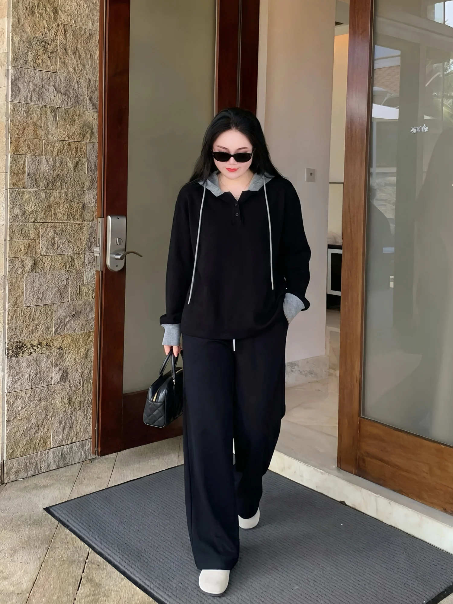 

Модный комплект из худи и широких брюк: свободный крой, новинка весенней коллекции, большие размеры, женская повседневная одежда