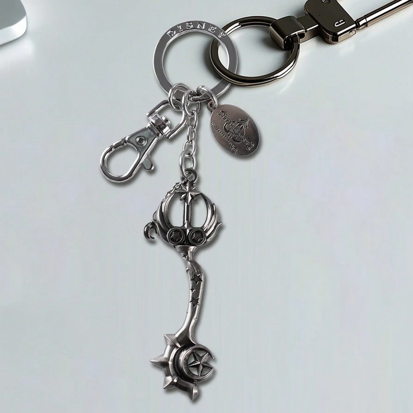 1pc disney oficialmente licenciado reino corações estanho chaveiro chaveiro & saco charme para presentes de ano novo & aniversário