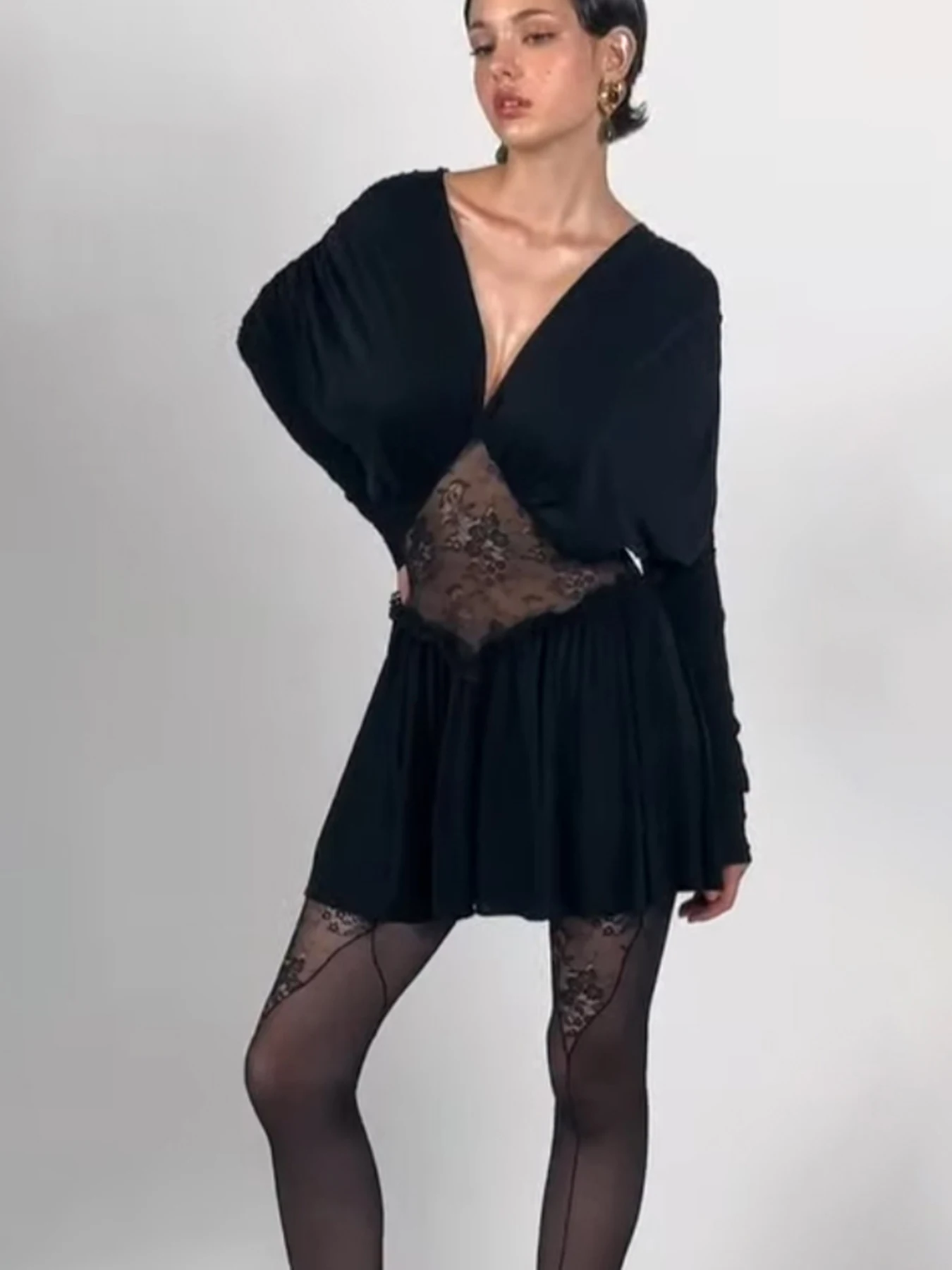 Sukienka mini z żakardu Whatiwear, seksowna, z koronkowymi wstawkami, marszczeniami, dekoltem w serek, długimi rękawami, wysokim stanem, elegancka, obcisła, idealna na imprezę w klubie nocnym.