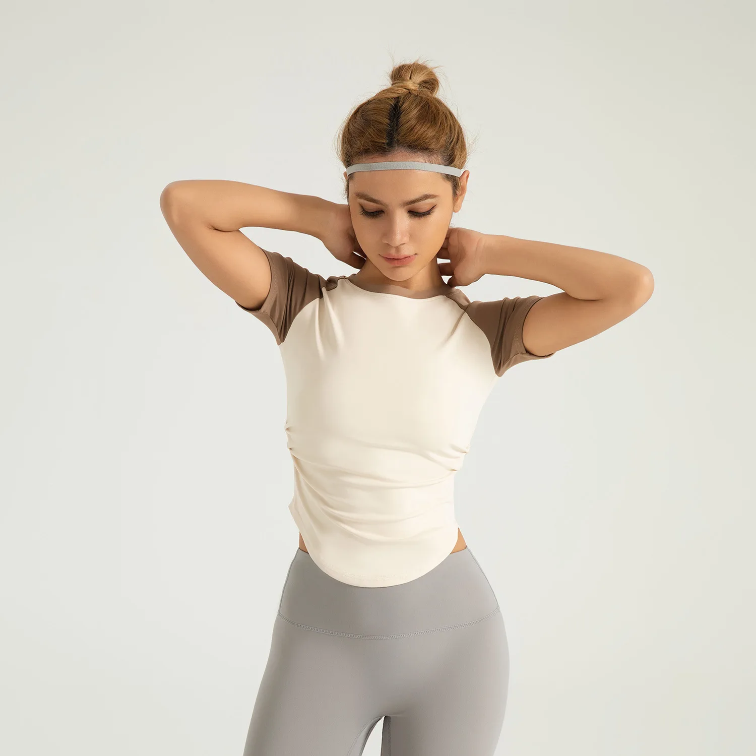 Vestiti da yoga pieghettati abbinati a colori ad asciugatura rapida vita da donna e sottile yoga nudo sport fitness all'aperto top fitness feminina