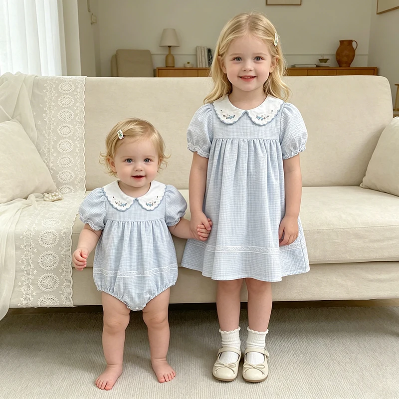 2026 Sommer 0-24M Baby Mädchen Stickerei-Kragen Kurzarm-Body 2-6 Jahre Kinder Kariertes Süßes Partykleid Blaues Schwesterkleid