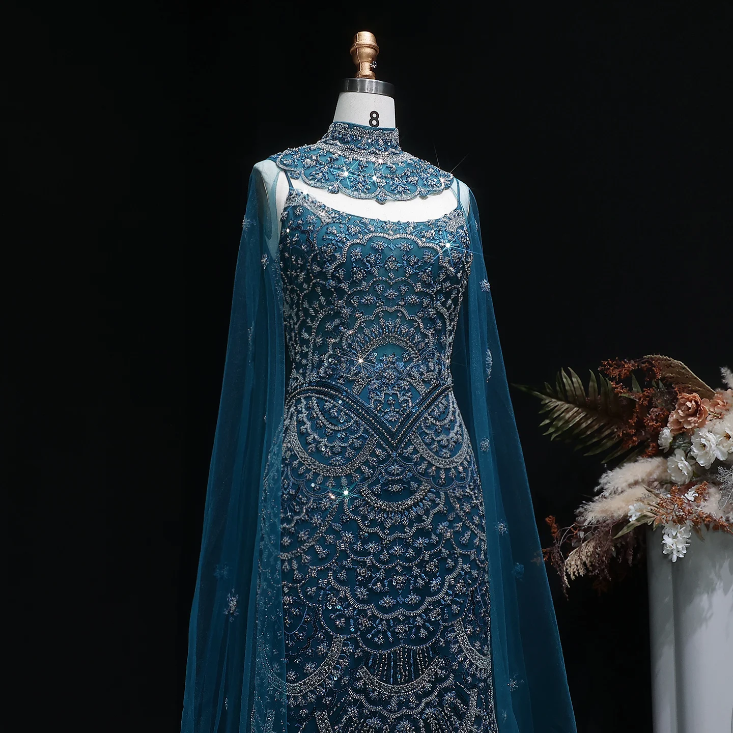 Sharon Said Luxuriöses Türkisfarbenes Abendkleid in Übergröße mit Cape-Ärmeln, Neckholder, Perlenbesatz, Dubai Arabisches Damen-Abendkleid SS028 Maßanfertigung – Detail 5