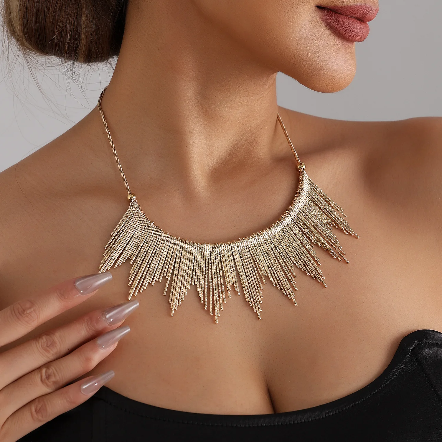 Light luxury metallic texture stick short necklace tassel style sexy shiny neck accessory view 2