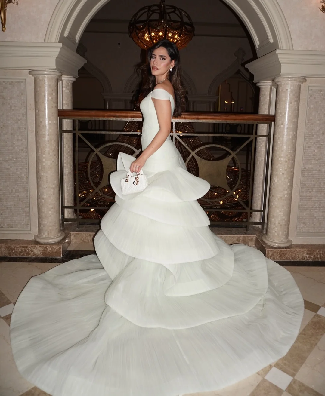 Meetlove بسيط مخصص عاري الكتفين ورقبة على شكل حرف v بدون أكمام طول الكاحل طيات بيضاء أنيقة للنساء للحفلات 2025