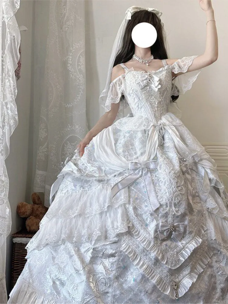 

On the day of snowflake wedding there is a cute and sweet daily life with few dresses