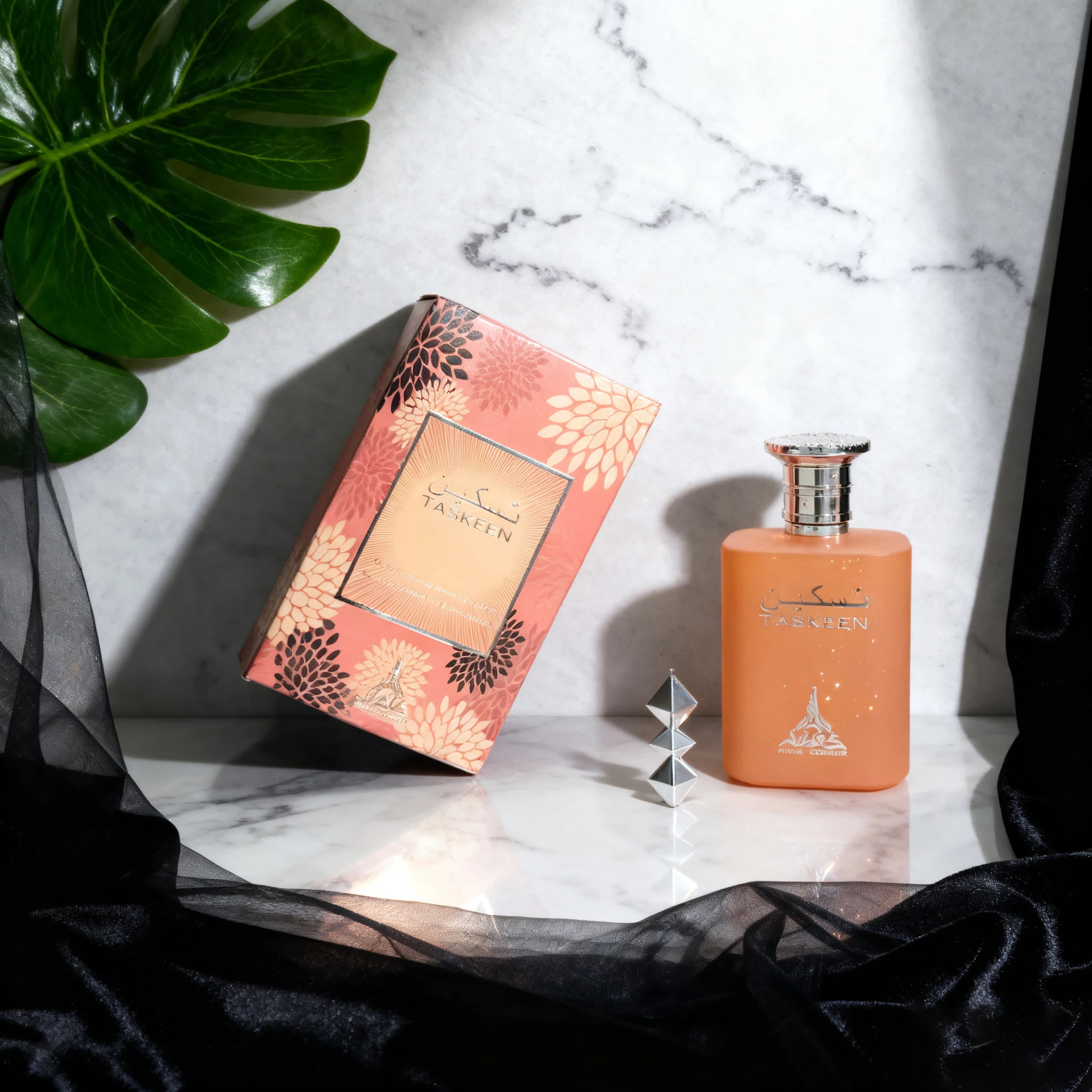 رذاذ عطر Taskeen 3.38oz جسم زجاجة برتقالية بلوري، غطاء زجاجة فضي، جو بسيط، عطر نسائي يدوم طويلاً