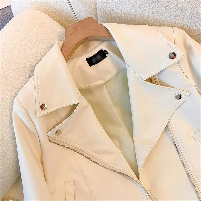 แจ็คเก็ตหนังสั้นแบบใหม่สำหรับฤดูใบไม้ผลิและฤดูใบไม้ร่วงปี 2026 สำหรับผู้หญิง ซิปต่อผ้าคาดเอว สไตล์มอเตอร์ไซค์ ปกเสื้อแบบปกเสื้อคลุมหนัง PU เสื้อลำลองสำหรับผู้หญิง รุ่น B1381