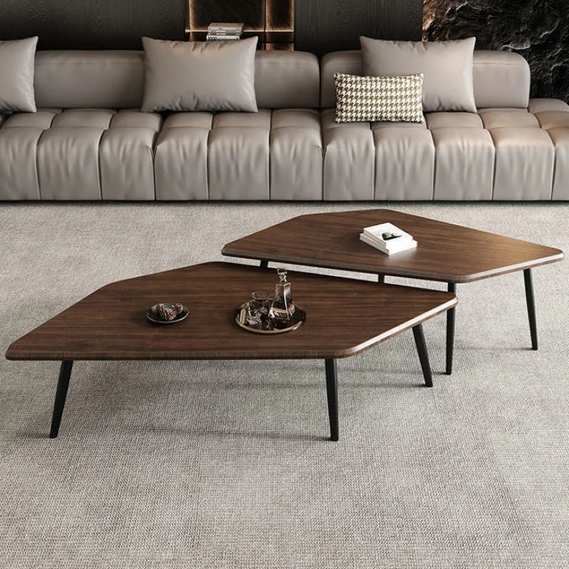 新しい小さなアパート、インターネットで話題のクリエイティブなサイドテーブル、ミニマルなコーヒーテーブル数台