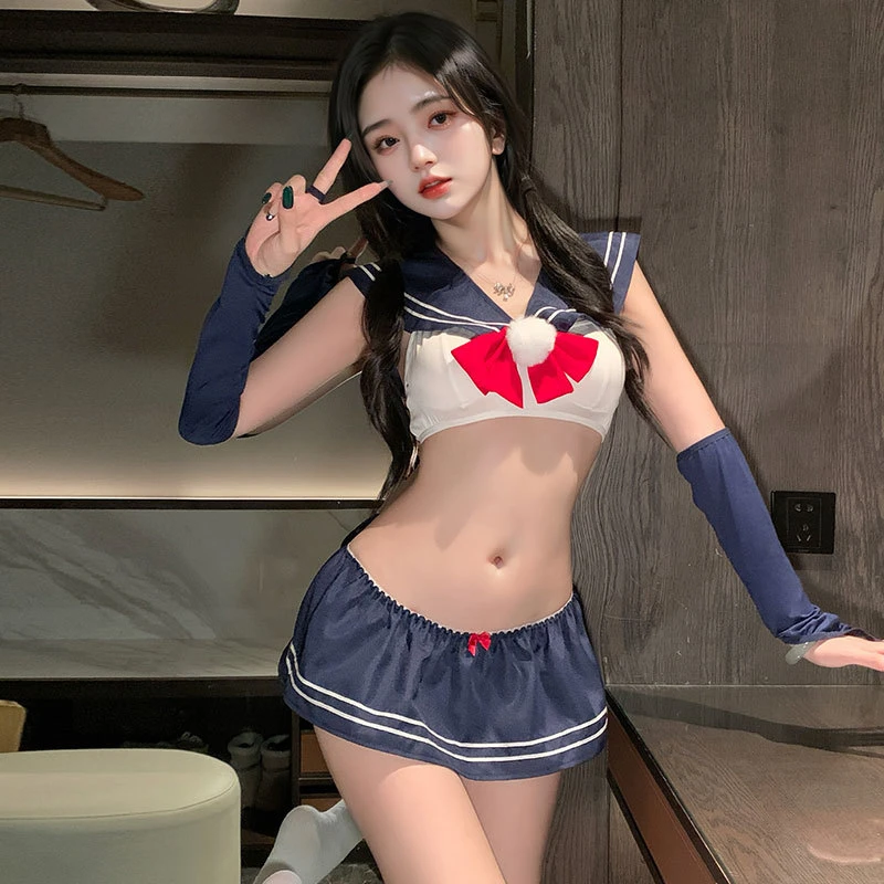 セーラーモチーフのクロップドブラ＆ミニスカートセット — ポンポンリボン付き