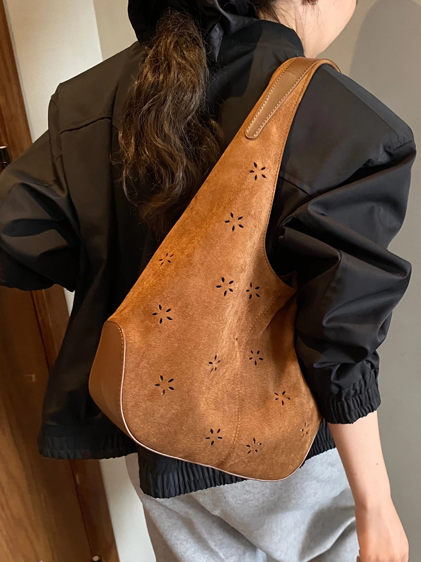 

Женские сумки из искусственной замши с вырезами, тренд 2025 года, большая вместительная матовая винтажная сумка на одно плечо, осенне-зимняя модная сумка-тоут