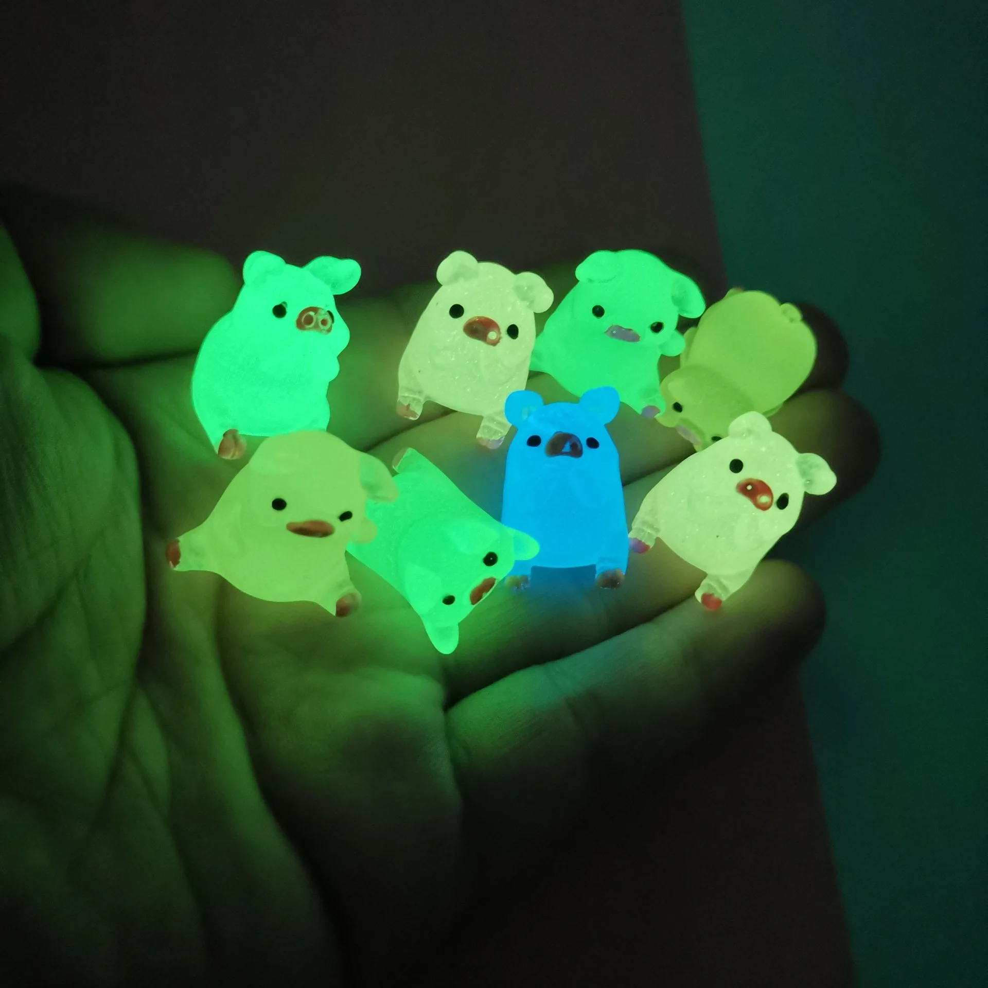 

Mini Pig Cartoon Cute Noctilucent Resin Pig Colorful Miniatures Handmade DIY Jewelry Accessories Decoration Dollhouse Home Decor