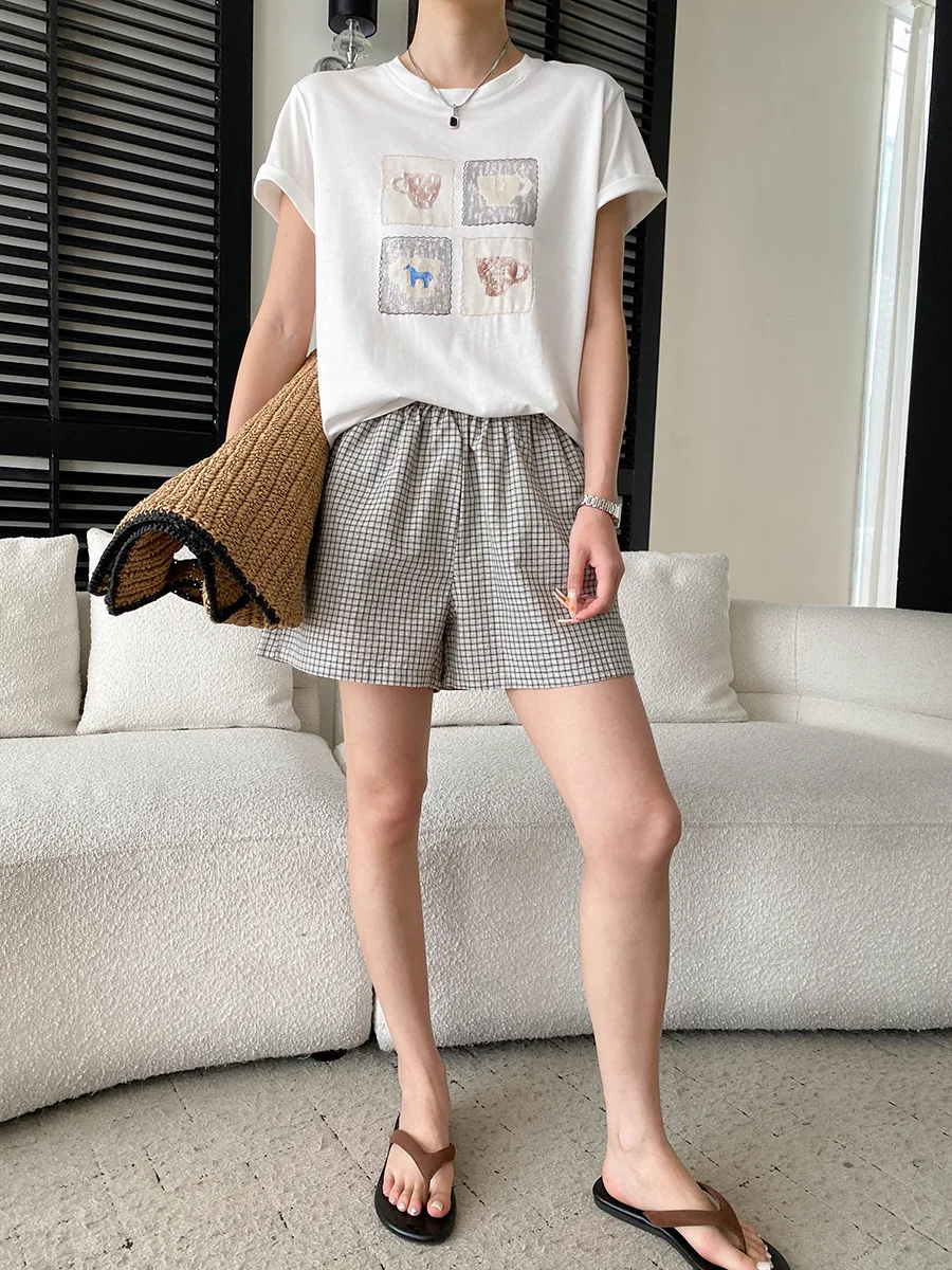 Sommerliche Damen-Shorts im Retro-Stil mit kontrastierendem Karomuster, elastischem Bund, lockerer Passform, schlankmachendem Effekt und weitem Bein. – Detail 5