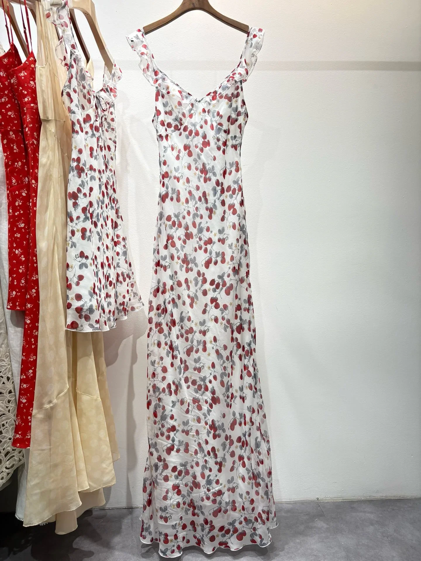 2025 neue Frauen Erdbeere Druck Langes Kleid Rüschen V-ausschnitt Ärmellose Mode Schlanke Seide Robe