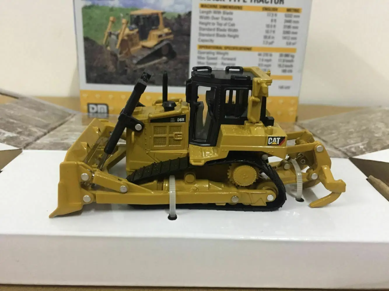 D6R XL Track-Type Tractor 1:64 Scale Metal Model By Diecast Masters 85607