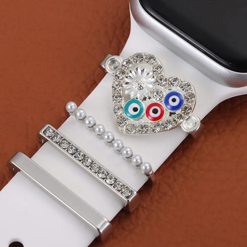 Unico cinturino per orologio ornamento diamante amore ornamento ciondoli in metallo anello decorativo per cinturino Apple Watch Smart Watch cinturino in Silicone