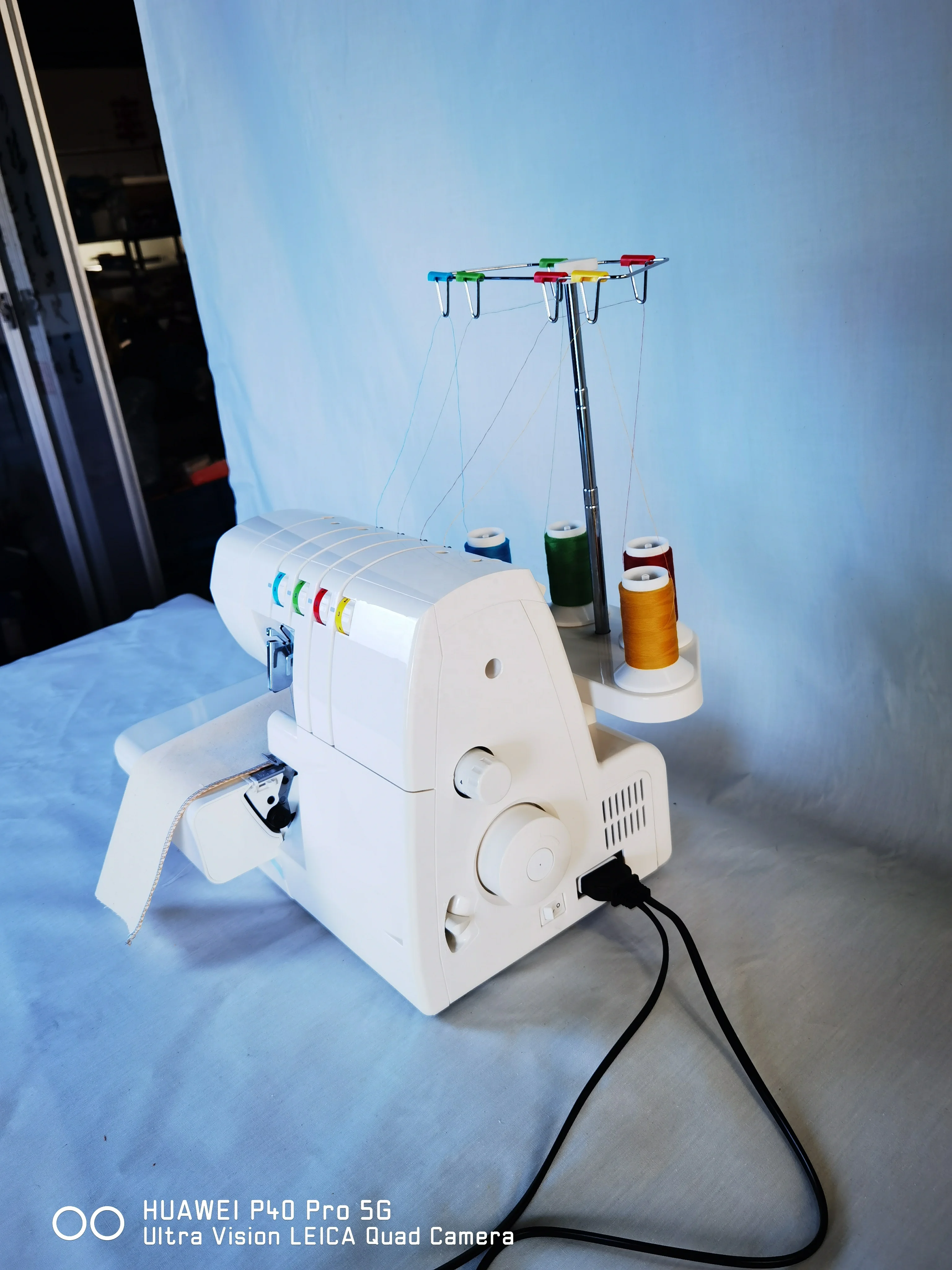 Picture 6: Hot Selling Overlock Heavy Duty Sewing Machine With Low Price With Automatic Thread Winding
