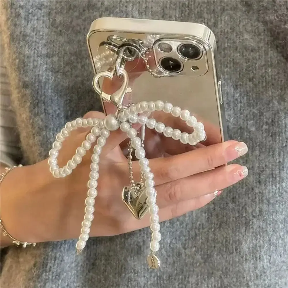 

Милый белый брелок в форме сердца с жемчугом, украшение для рюкзака, брелок для ключей с бантом, ювелирные изделия ручной работы для женщин и девочек