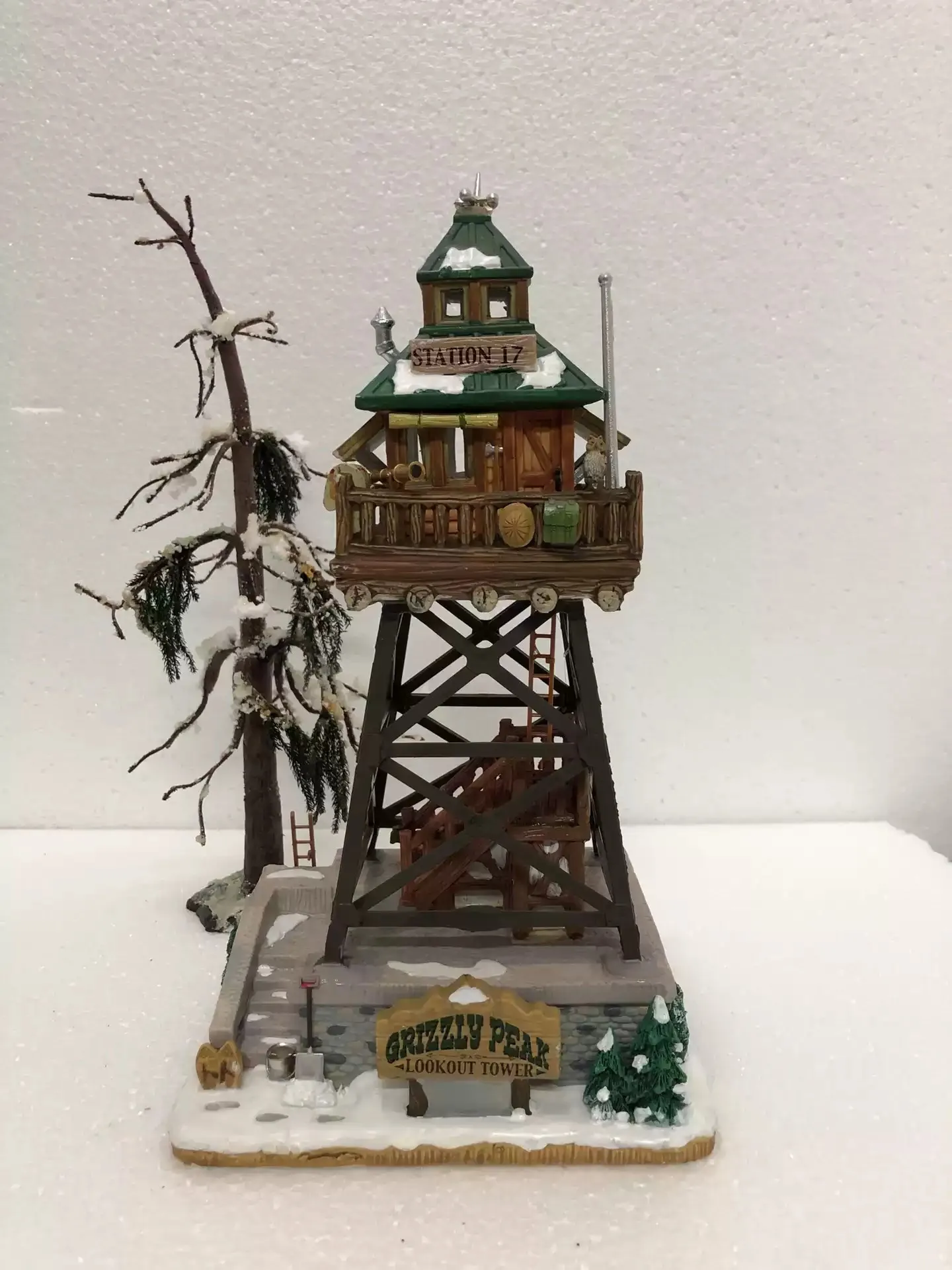 

Lemax Ceramic Handicraft Grizzly Peak Lookout Tower Figurine Home Fun Ornaments Window Scenery Decoration Gift Home Decoration