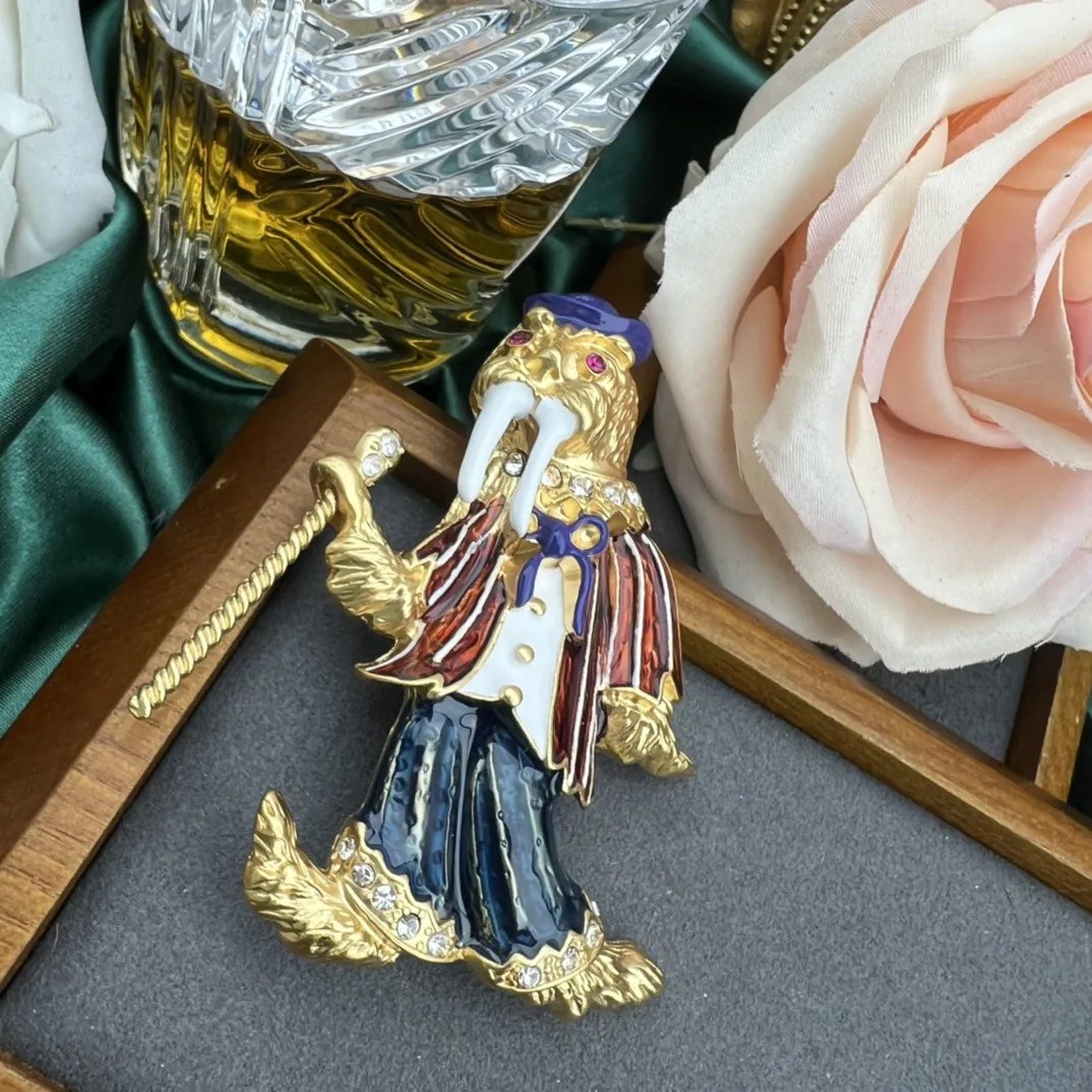 New Creative Seal Sceptre Enmael Middle Pins Brooches For Women Lady Vintage Palace Exquisite Aniamal Badges Suit Office Pines