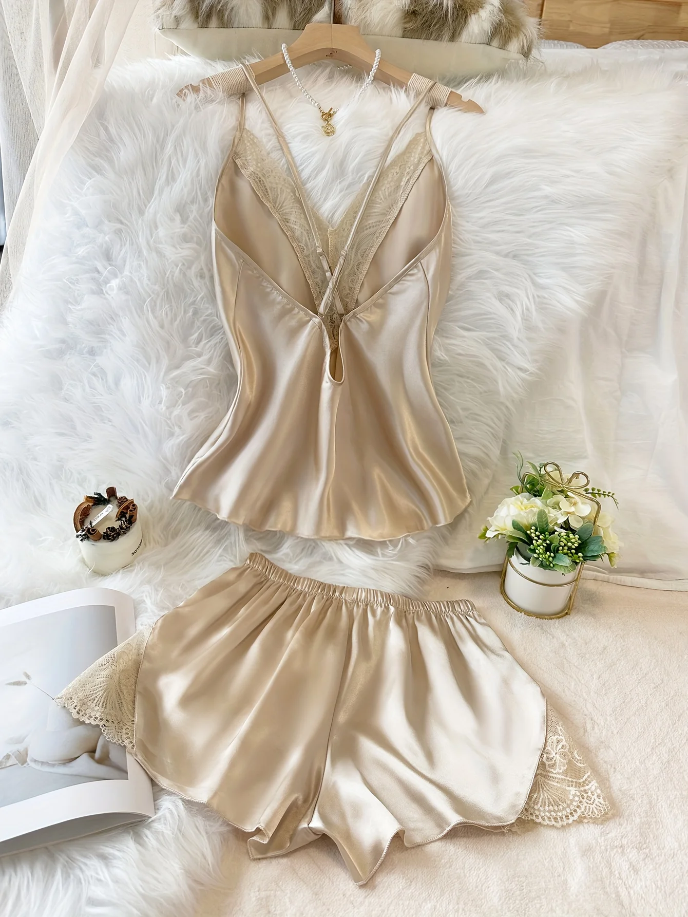 

Женская пижамаЖенская элегантная кружевная ночная рубашка из 2 предметов — топ с v-образным вырезом и открытыми плечами, шорты с высокой талией, рюшами по краю, кружево Tr
