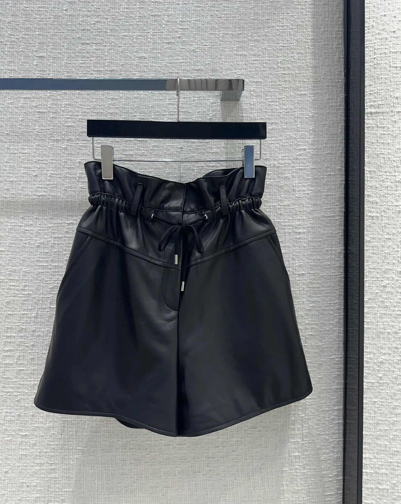 

2024 Spring New Women's Wear Black Drawstring Elastic Bud Waist Leather Shorts 0131