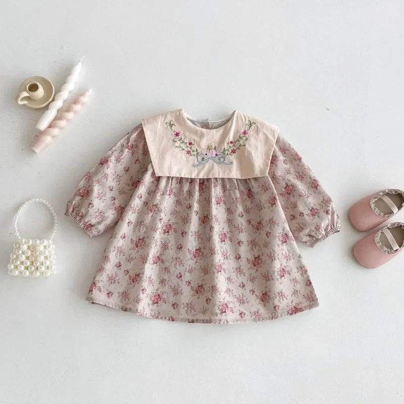 

Новинка 2023 года, осенняя детская одежда, милое платье с длинными рукавами и цветочным принтом для девочек, модное детское платье с отложным воротником и вышивкой