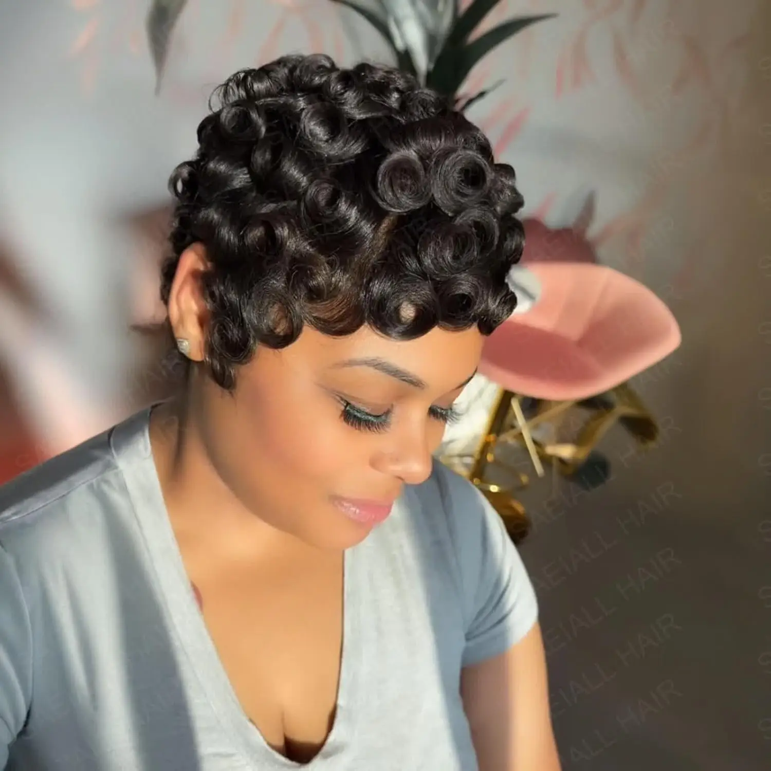 شعر بشري قصير الطبقات، شعر مستعار مجعد بالكامل مصنوع آليًا مع غرة، لون أسود طبيعي للاستخدام اليومي