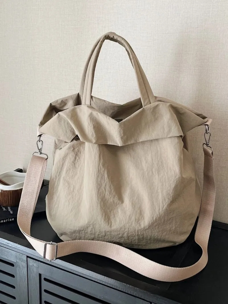 CEEKAY Mattschwarze, gekräuselte Nylon-Umhängetasche, übergroße, weiche Umhängetasche mit einfacher Überschlagöffnung, breiter, verstellbarer Stoffriemen, lässige Handtasche – Detail 16