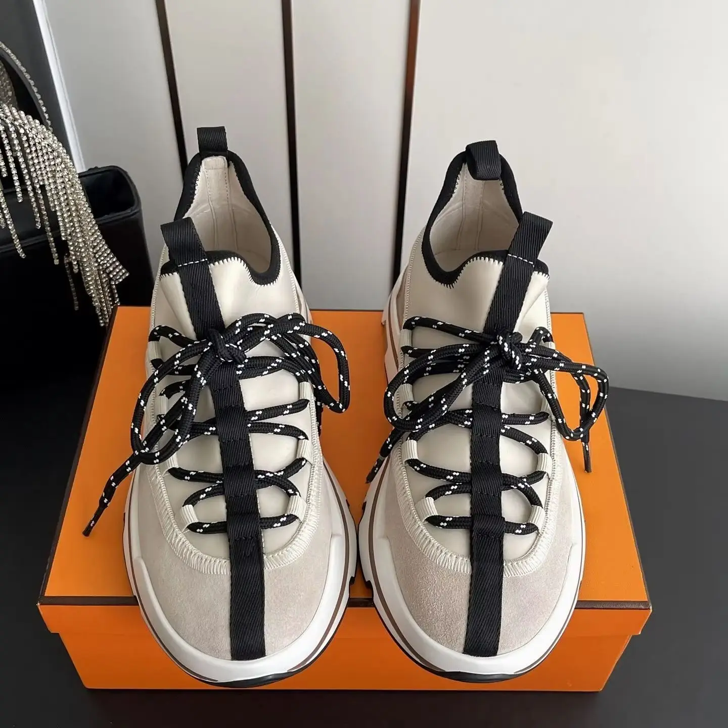 Sneakers Unisex con Suola Spessa e Piattaforma in Camoscio Beige e Nero per Uomo e Donna