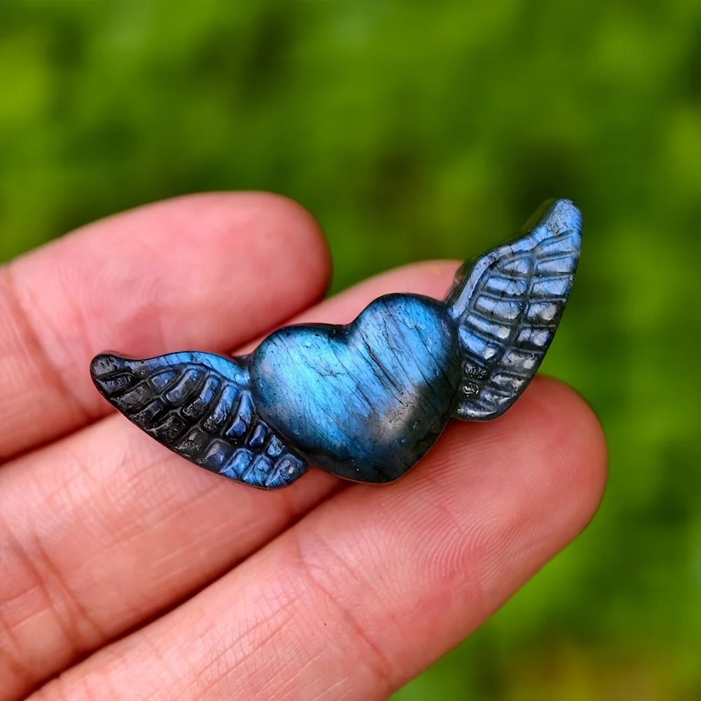 Eine herzförmige Flügelskulptur aus Labethi-Stein und Quarzkristall im böhmischen Stil, perfekt für die Heimdekoration und ein einzigartiges Geschenk.