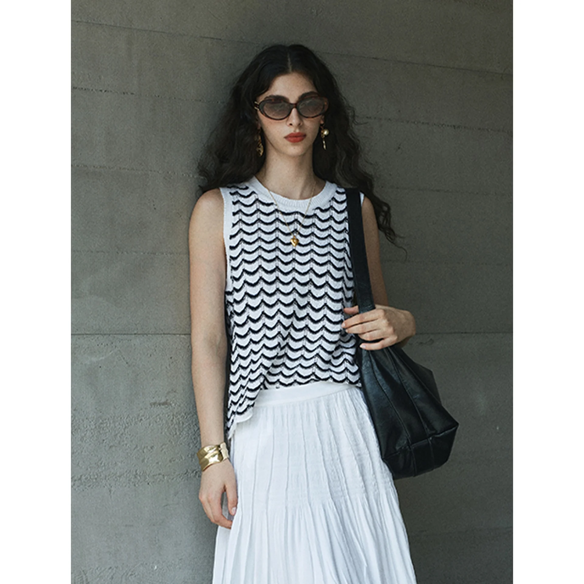 

Rong Tai He Paper Silk Mixed Knit Hollow out Wave Pattern Svel Women's Top Ele Sle Summer New Versatile Vest