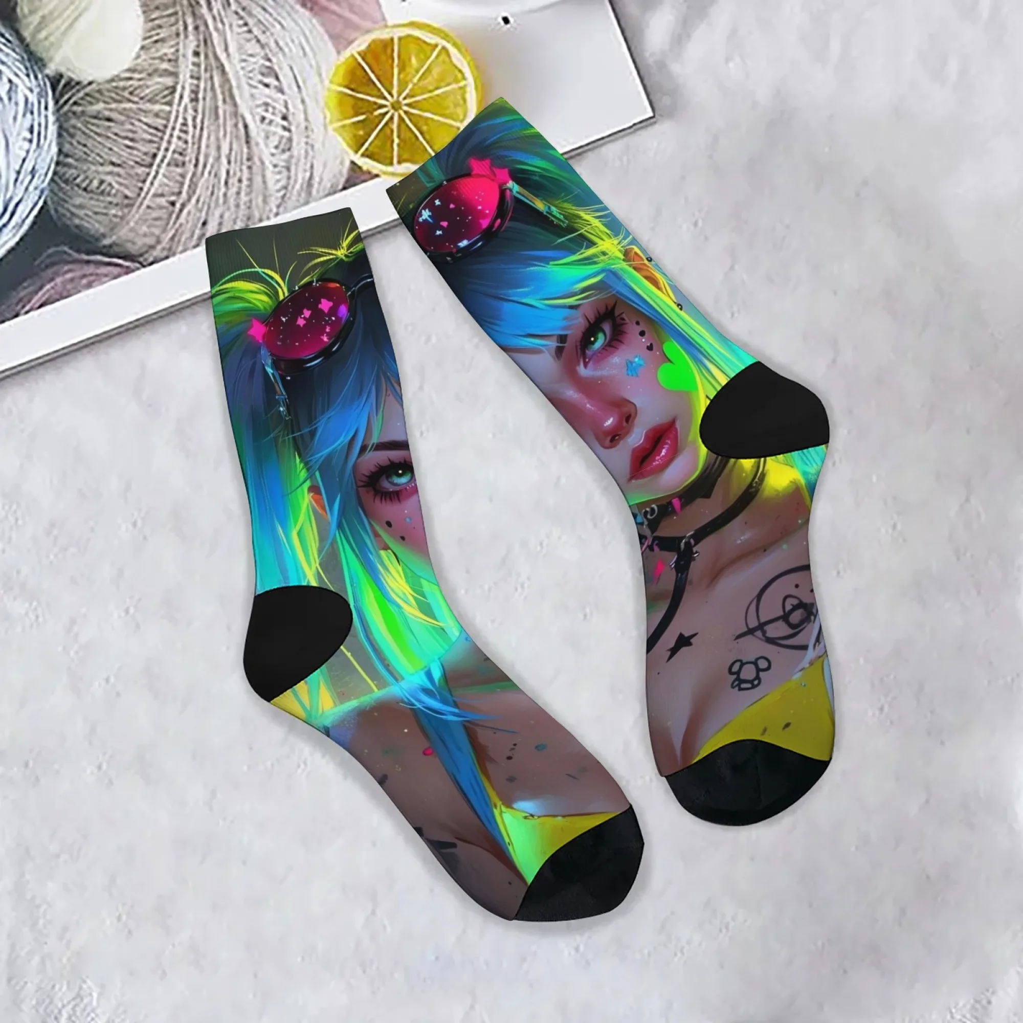 جوارب نيون مريحة جاهزة للحفلات بقاعدة فضية معدنية مع لامعة باللون الأزرق والأخضر للنساء بحواف نيون سماوية احتفالية لـ Cyberpunk Raves