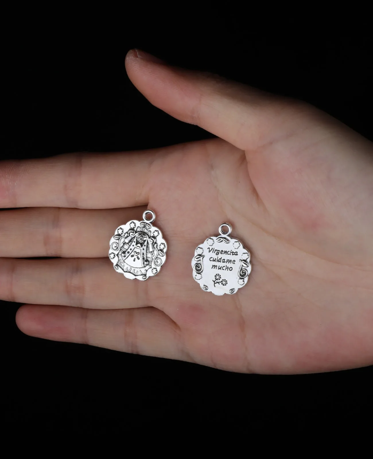 Diyalo 20 Stück religiöse Virgencha Cuidame Mucho Floral Our Lady Anhänger Charms für DIY religiöse Andenken Schmuckherstellung Teile – Detail 4