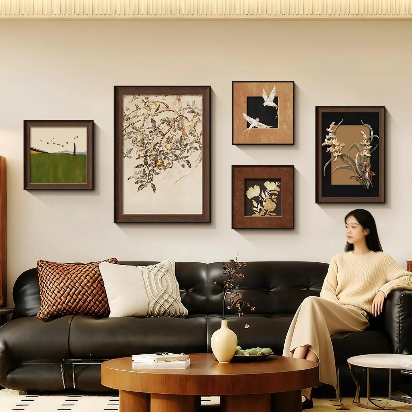 

Современная ретро-композиция для гостиной: декоративная настенная картина с металлической рамой, создающая ощущение роскоши