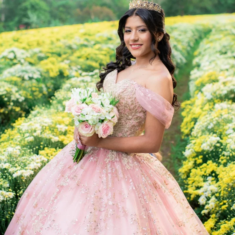 

Простые блестящие розовые платья для Quinceanera с открытыми плечами, золотистым блеском, кристаллами и длинным шлейфом, Vestido De 15 Quinceanera, на заказ